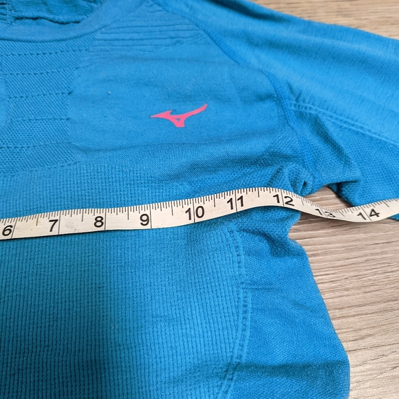 As new, Mizuno seamless thermal fit running layer - Picture 5 of 7
